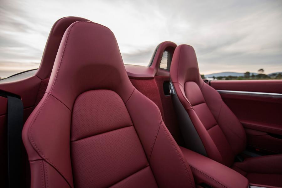 Детали интерьера Porsche 718 Boxster 2016 года  (фото 1 из 30)